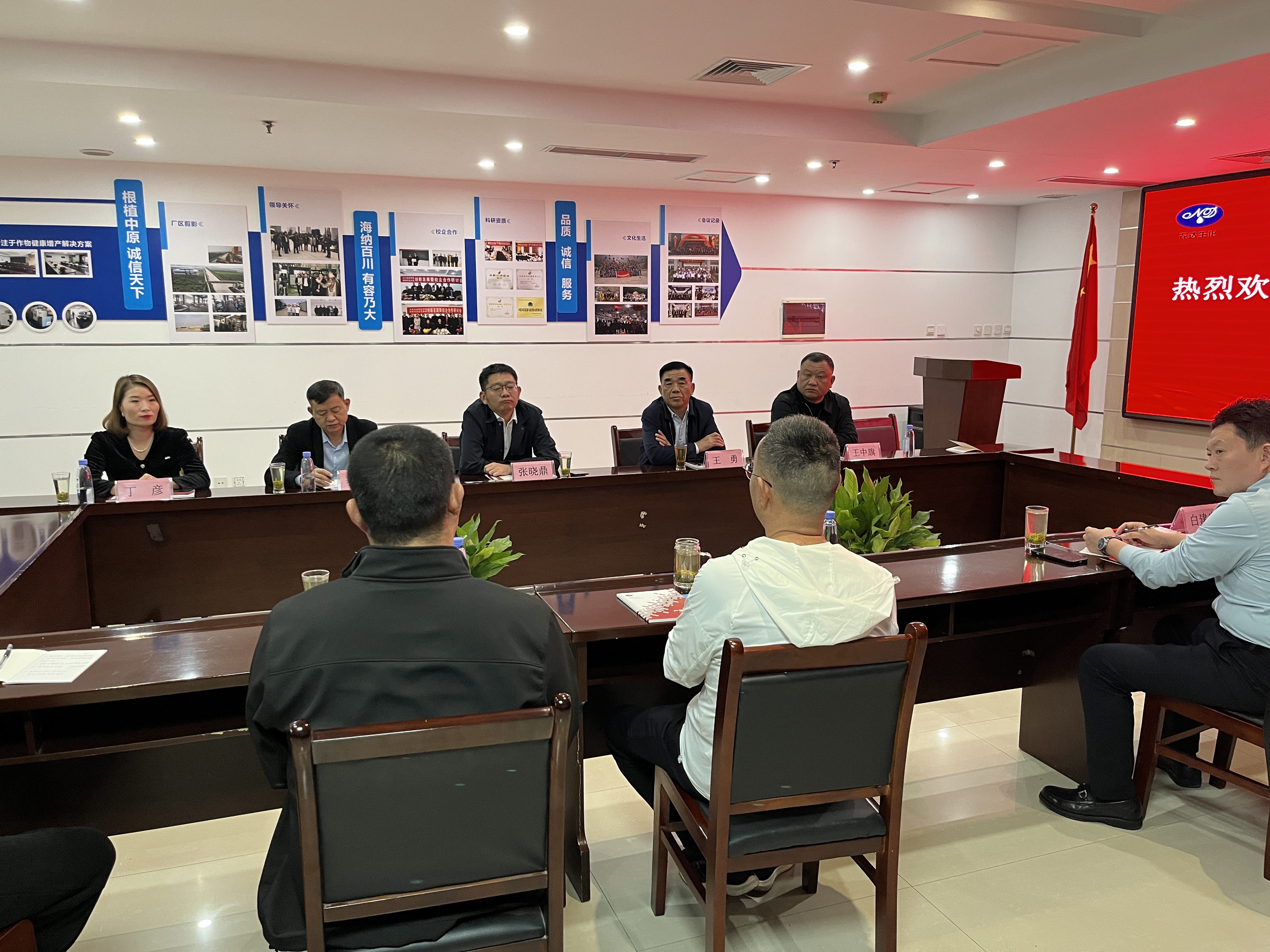 石龍區(qū)領導一行蒞臨鄭州農達生化考察調研(圖2)